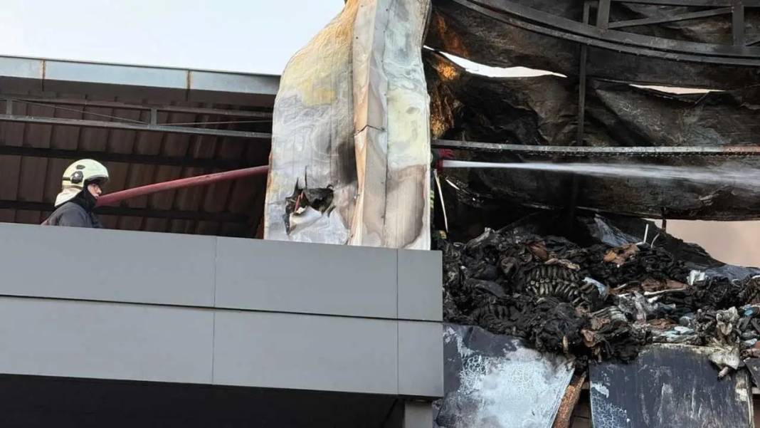 Adana’da Hırdavat Dükkanında Başlayan Yangın Ticaret Merkezini Sardı! 7